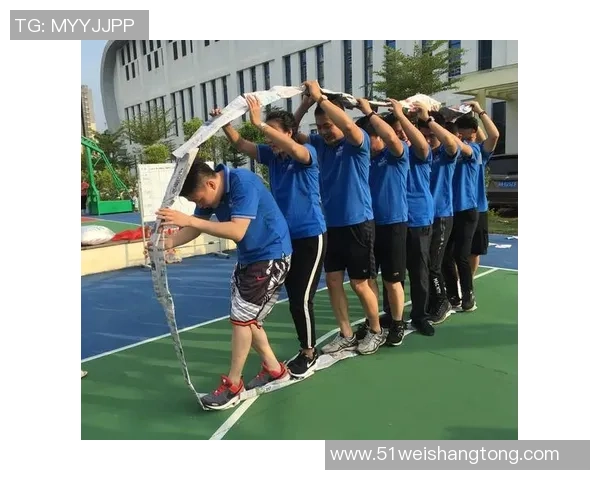 足球起火引发的热潮与争议探讨运动激情与安全隐患的平衡